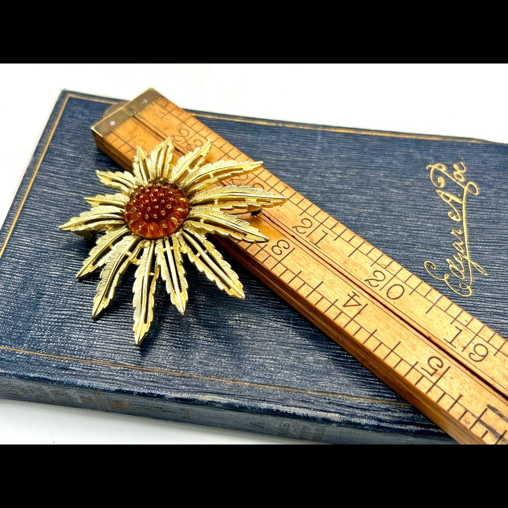 Vintage SARAH COVENTRY gold tone floral brooch amber glass cabochon spiky leaves